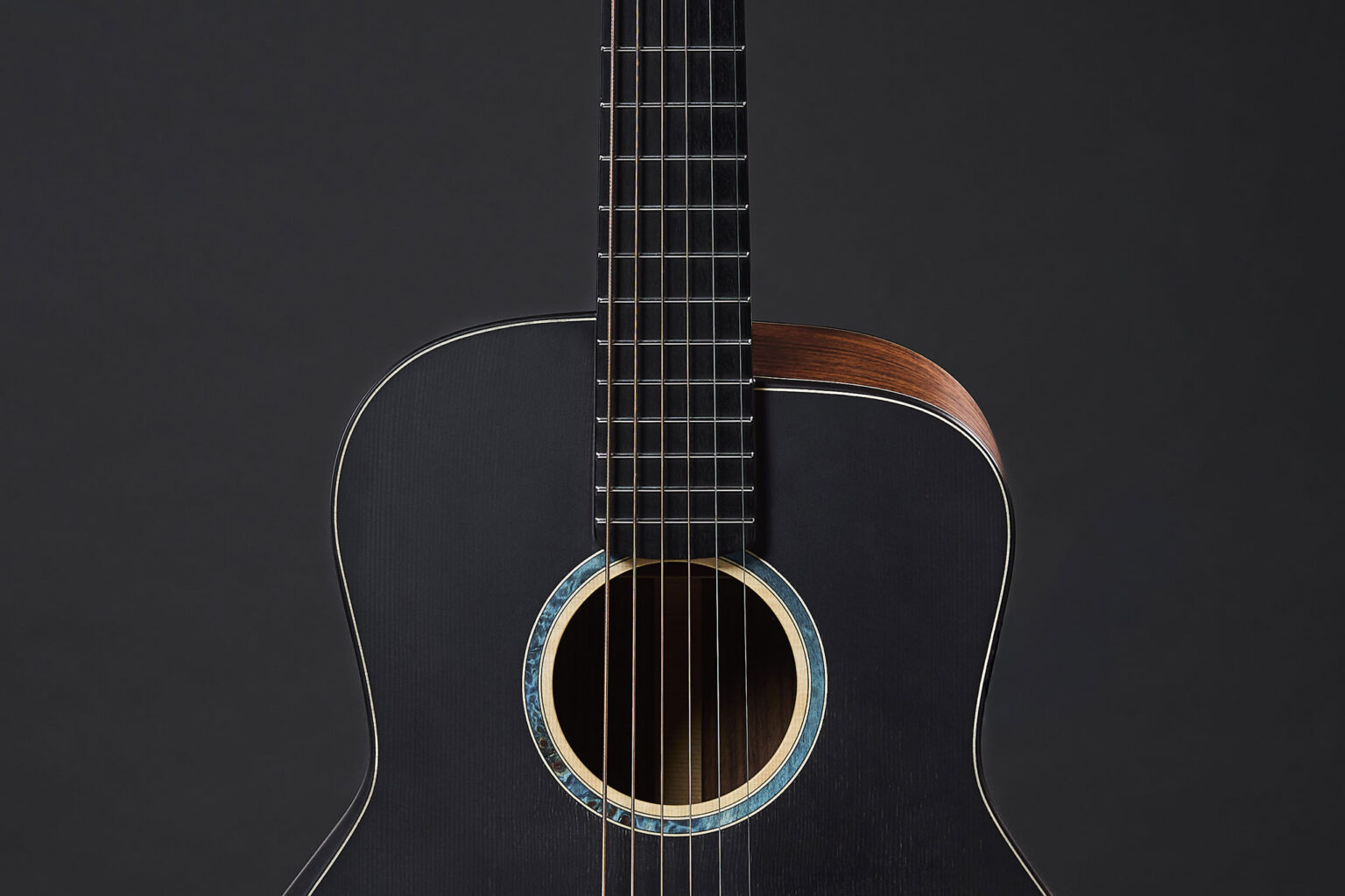 Front view of Thom Orgler Guitars’ Comfortwave—3D-bent side at the neck joint—enhancing upper-fret access on an acoustic guitar.